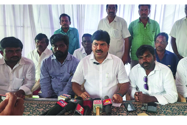 ముగ్గురు వైసిపి కౌన్సిలర్ల రాజీనామా