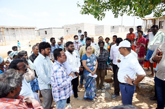 రాజంపేట : పులపత్తూరులో లబ్ధిదారులతో మాట్లాడుతున్న కలెక్టర్‌ గిరీష