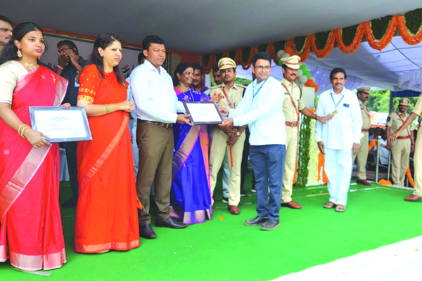 ఉత్తమ సేవలందించిన వారికి అవార్డులు