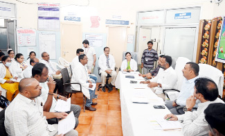 సమావేశంలో మాట్లాడుతున్న కలెక్టర్‌ గిరీష