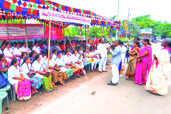 పని భారంపై హెల్త్‌ సెక్రెటరీల ధర్నా