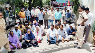 నిరసన తెలుపుతున్న కౌన్సిలర్‌ ముబీనా సలీం, వార్డు ప్రజలు