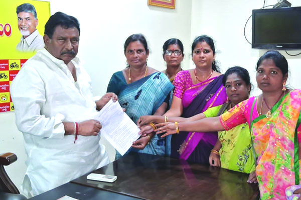 సమస్యలపై చర్చించాలని అంగన్‌వాడీల వినతి