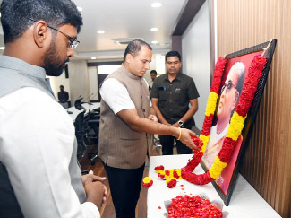  ప్రకాశం పంతులు చిత్రపటానికి నివాళులర్పిస్తున్న కలెక్టర్‌