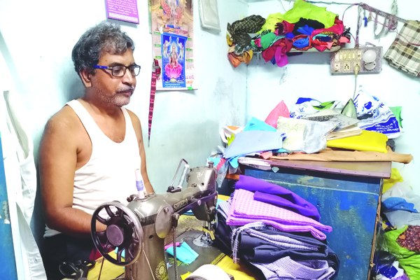 అరకొరగా యూనిఫామ్‌ కుట్టు కూలీ