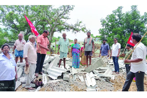 పేదల ఇళ్లు కూల్చిన వారిని శిక్షించాలి
