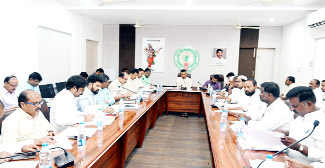 మావేశంలో మాట్లాడుతున్న కలెక్టర్‌ గిరీష