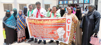 నిరసన తెలుపుతున్న బీడీ కార్మికులు