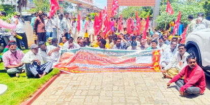 ఆర్డీవో కార్యాలయం ఎదుట ధర్నా చేస్తున్న దళితులు, వ్య.కా.స నాయకులు