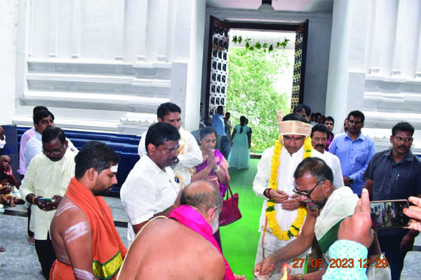 సత్యదేవుని దర్శించిన కేంద్ర మంత్రి భగవత్‌