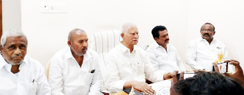 విలేకర్ల సమావేశంలో మాట్లాడుతున్న మాజీ ఎమ్మెల్యే వరదరాజులరెడ్డి