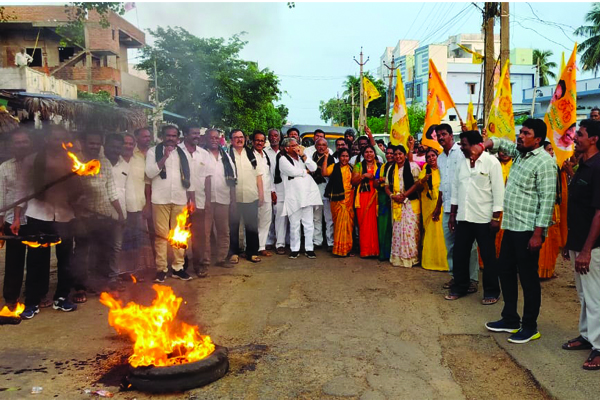 చంద్రబాబుపై దాడికి టిడిపి నిరసనలు