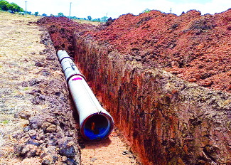 ఏర్పాటు చేస్తున్న పైప్‌లైన్‌, గుంతలు తీస్తున్న జెసిబి యంత్రం