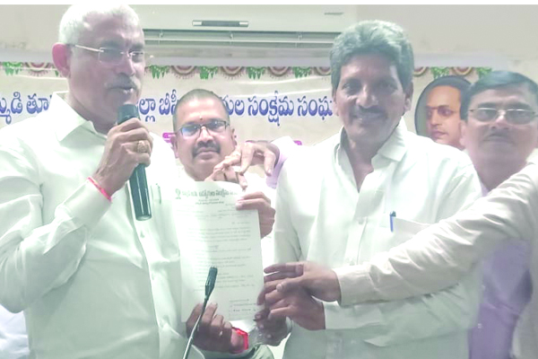 ఉద్యోగుల సంక్షేమానికి కృషి : మంత్రి వేణు