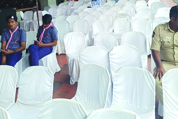 కుర్చీలు ఫుల్‌.. జనాలు నిల్‌..