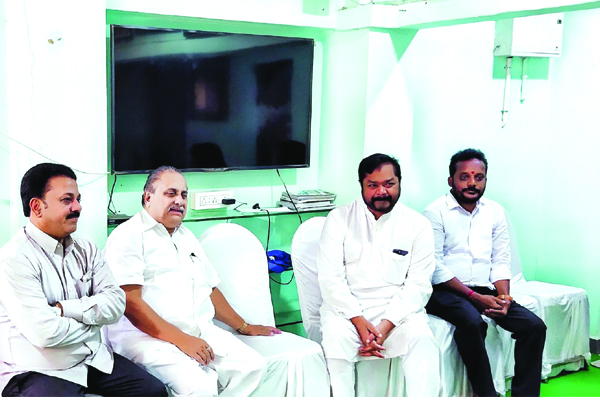 మంత్రి రాజాకు ముద్రగడ పరామర్శ