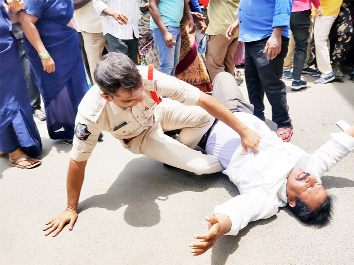 మున్సిపల్‌ కార్మిక సంఘం నాయకుడిని లాగేస్తున్న పోలీసు