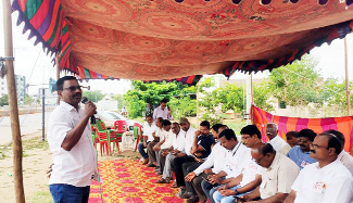 కలెక్టరేట్‌ ఎదుట నిరసనలో మాట్లాడుతున్న రవిశంకర్‌