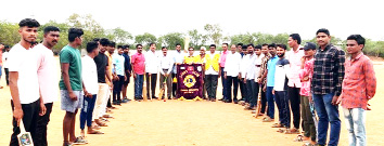 పోటీలను ప్రారంభిస్తున్న చిన్నపరెడ్డి, పోతుల వెంకట్రామిరెడ్డి