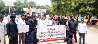 నిరసన తెలుపుతున్న క్రైస్తవులు