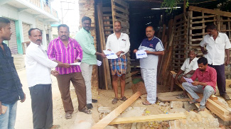 అక్రమ కూల్చివేతలపై కరపత్రాలు పంపిణీ చేస్తున్న నాయకులు