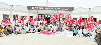 కలెక్టరేట్‌ ఎదుట మొకాళ్లపై నిరసన తెలుపుతున్న గ్రామ సేవకులు