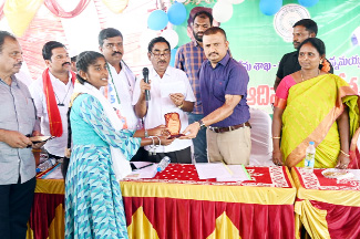 గిరిజన విద్యార్థికి మెమోంటో అందజేస్తున్న కలెక్టర్‌ గిరీష