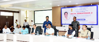 సమావేశంలో మాట్లాడుతున్న వెంకటేషన్‌