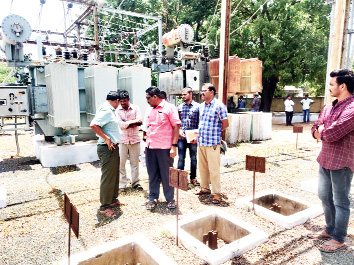 సబ్‌ స్టేషన్‌ను పరిశీలిస్తున్న విద్యుత్‌ ఎస్‌ఇ