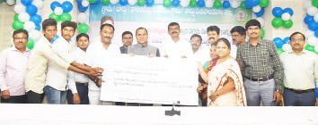 మెగా చెక్కును అందజేస్తున్న కలెక్టర్‌