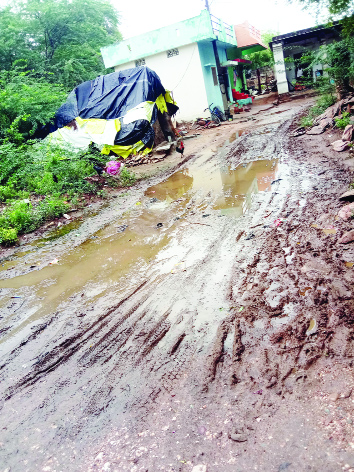 అధ్వానంగా తయారైన రహదారి