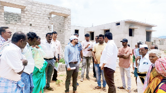 - బాధితులతో మాట్లాడుతున్న జెసి ఫర్మాన్‌ అహ్మద్‌ఖాన్‌