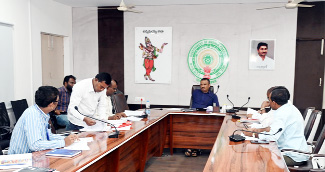 సమావేశంలో మాట్లాడుతున్న కలెక్టర్‌ గిరీష