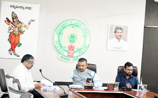 వీడియో కాన్ఫరెన్స్‌లో పాల్గొన్న కలెక్టర్‌, జెసి, డిఆర్‌ఒ