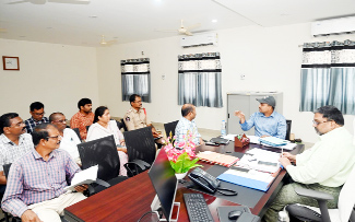 సమావేశంలో మాట్లాడుతున్న డిఆర్‌ఒ సత్యనారాయణ