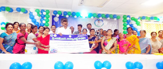 స్వయం సహాయక సంఘాల సభ్యులకు మెగా చెక్‌ను అందజేస్తున్న అధికారులు