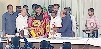 జడ్‌పి చైర్మన్‌ను సన్మానిస్తున్న ఉద్యోగుల సంఘం నాయకులు