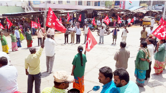 మానవహారంగా ఏర్పడి నిరసన తెలుపుతున్న మున్సిపల్‌ కార్మికులు