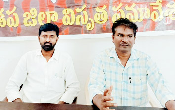 మాట్లాడుతున్న వి. అన్వేష్‌