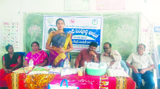 మాట్లాడుతున్న ఎంపిపి లక్ష్మి గాయత్రి