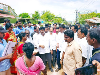 మహిళలతో మాట్లాడుతున్న ఎంపీ మిథున్‌రెడ్డి, ఎమ్మెల్యే శ్రీనివాసులు