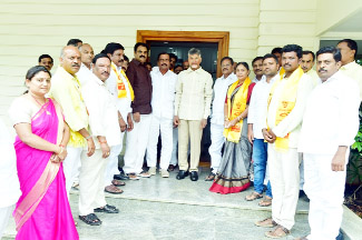 టిడిపిలోకి సుబ్బారెడ్డిని ఆహ్వానిస్తున్న చంద్రబాబునాయుడు