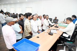 అర్జీదారులతో మాట్లాడుతున్న కలెక్టర్‌ గిరీష