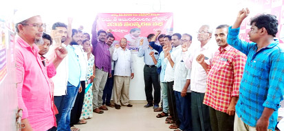 కడప సిపిఎం పార్టీ కార్యాలయంలో అమర వీరులకు నివాళులర్పిస్తున్న నాయకులు