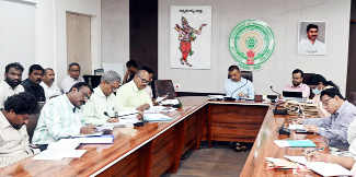 వీడియో కాన్ఫరెన్స్‌లో పాల్గొన్న కలెక్టర్‌, అధికారులు