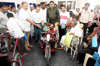 లబ్ధిదారులకు ట్రై సైకిళ్లు పంపిణీ చేస్తున్న కలెక్టర్‌ గిరీష, ఎమ్మెల్యే శ్రీకాంత్‌రెడ్డి