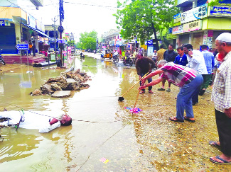 కరెంట్‌ వైరు తొలగిస్తున్న సుబ్బన్న
