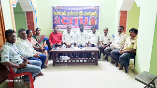 సమావేశంలో మాట్లాడుతున్న శ్రీనివాసులు