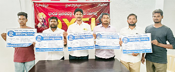 పోస్టర్లు ఆవిష్కరిస్తున్న డివైఎఫ్‌ఐ నాయకులు