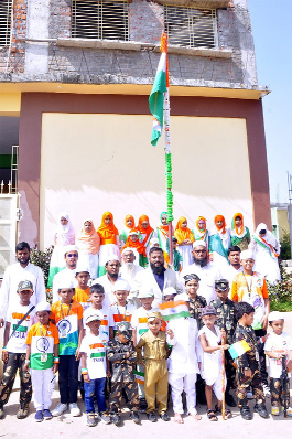  పీస్‌ స్కూల్‌ విద్యార్థులతో సయ్యద్‌గౌస్‌పీర్‌